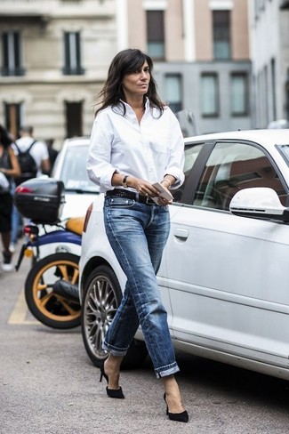 If you enjoy a more laid-back approach to dressing up, why not marry a white dress shirt with navy boyfriend jeans? To introduce a little zing to your outfit, introduce a pair of black suede pumps to the mix.