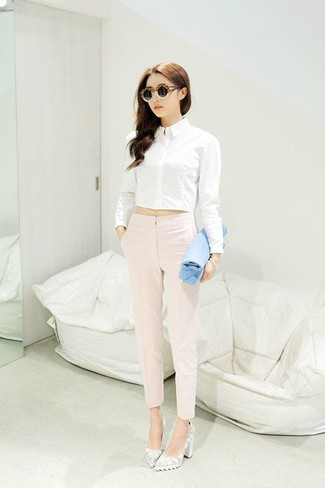 Hot Pink Skinny Pants Outfits: Putting together a white dress shirt with hot pink skinny pants is an on-point choice for a smart and elegant getup. All you need now is a great pair of white leather pumps.