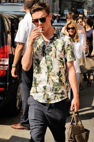 White Floral Short Sleeve Shirt Outfits For Men: Pair a white floral short sleeve shirt with black jeans for a day-to-day getup that's full of charm and personality.