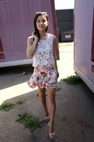 White Floral Skater Skirt Outfits: This off-duty combination of a white lace sleeveless top and a white floral skater skirt is super easy to pull together without a second thought, helping you look chic and prepared for anything without spending too much time going through your wardrobe. Why not take a more refined approach with shoes and go for pink suede pumps?