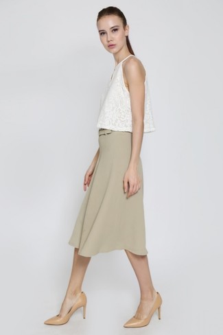 Tan Leather Pumps Outfits: A white lace tank looks so great when married with an olive pleated midi skirt. And if you wish to immediately up your outfit with a pair of shoes, introduce tan leather pumps to the equation.