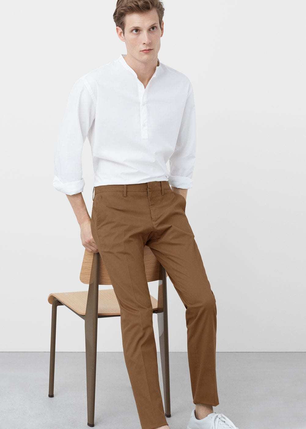 Chino pants | White shoes | mens outfit | Roupas masculinas, Roupas,  Masculino