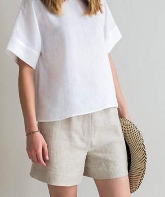 Beige Straw Hat Outfits For Women: Want to infuse your closet with some edgy cool? Try teaming a white linen short sleeve blouse with a beige straw hat.