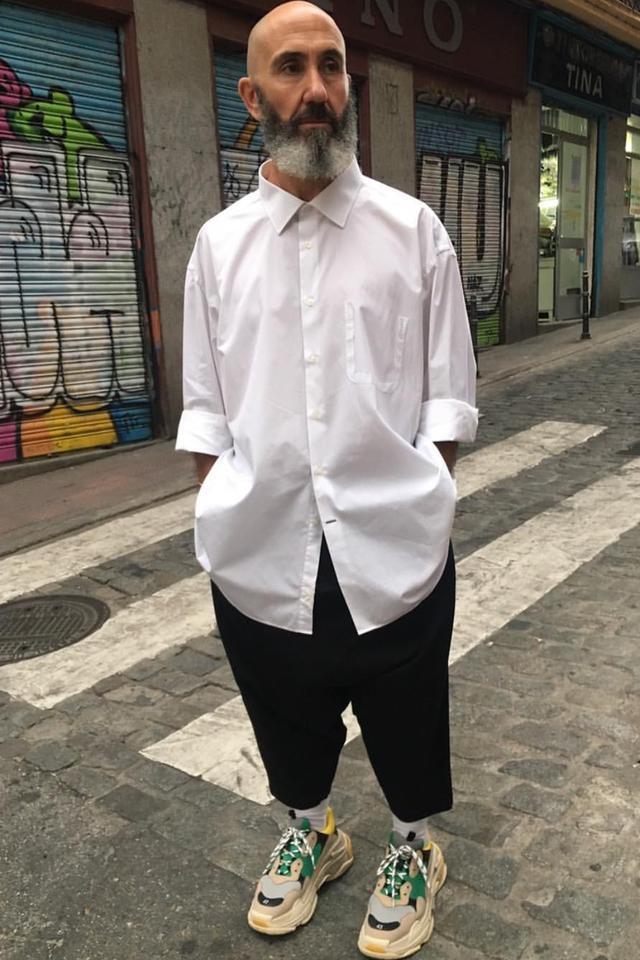 Men's White Long Sleeve Shirt, Black Chinos, Beige Athletic Shoes, White  Socks | Lookastic