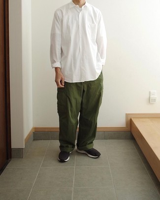 Olive Cargo Pants Outfits: If you don't like spending too much time on your looks, make a white long sleeve shirt and olive cargo pants your outfit choice. Black and white athletic shoes are guaranteed to give a touch of stylish casualness to this ensemble.