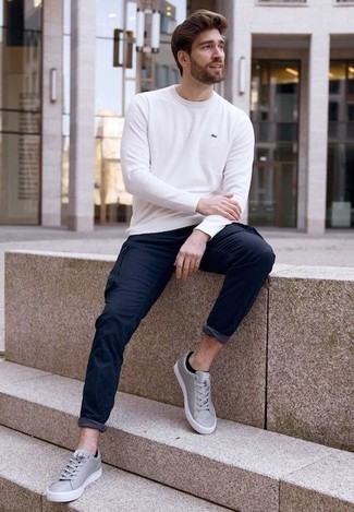 Navy Cargo Pants Outfits: This combo of a white long sleeve t-shirt and navy cargo pants provides comfort and practicality and helps keep it low-key yet current. For maximum style, add grey leather low top sneakers to your outfit.