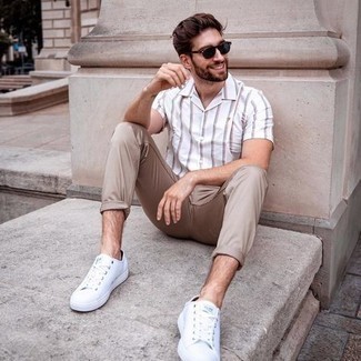 White Vertical Striped Short Sleeve Shirt with White Canvas Low Top Sneakers Outfits For Men: 