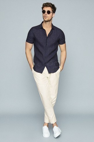 Navy Linen Short Sleeve Shirt Outfits For Men: 