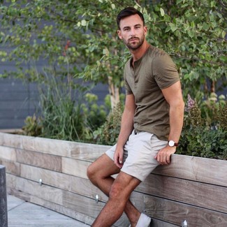Olive Henley Shirt Outfits For Men: 