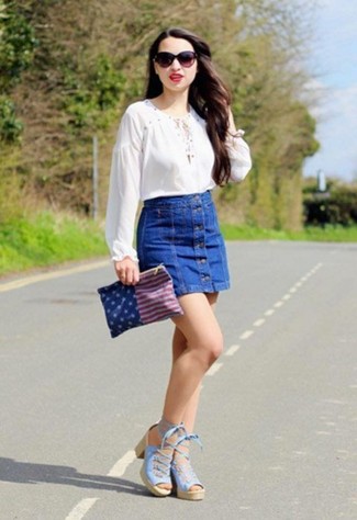 White Peasant Blouse Outfits: This combination of a white peasant blouse and a blue denim button skirt is the ultimate cool casual look. Bring a classier twist to your outfit by rocking a pair of light blue suede heeled sandals.