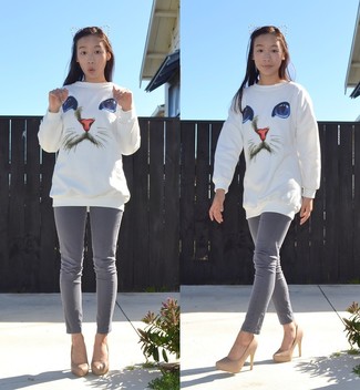 White Print Oversized Sweater Outfits: A white print oversized sweater and grey skinny pants are a combination that every modern woman should have in her casual arsenal. Why not rock a pair of beige leather pumps for a dose of class?