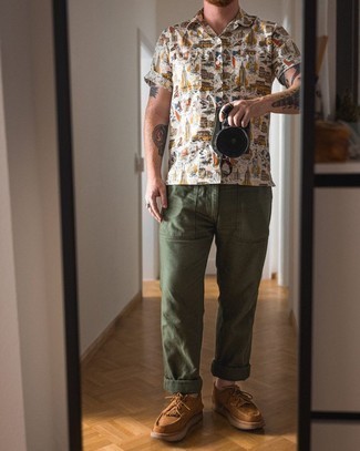 Boat Shoes Outfits: This pairing of a white print short sleeve shirt and olive chinos is the perfect balance between off-duty and stylish. Boat shoes are a smart option to finish off this getup.