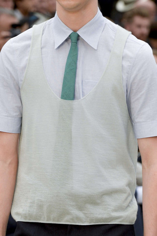 Teal Tie Outfits For Men: A white short sleeve shirt and a teal tie are absolute essentials if you're putting together a classy wardrobe that matches up to the highest sartorial standards.