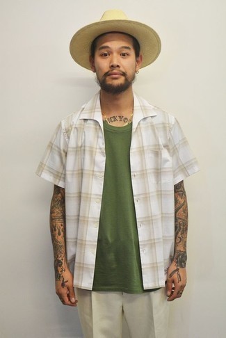 Beige Straw Hat Outfits For Men: A white plaid short sleeve shirt and a beige straw hat are a modern casual combo that every modern guy should have in his wardrobe.