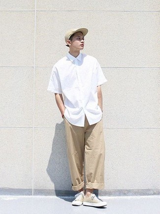 Tan Baseball Cap Outfits For Men: For a laid-back look with a contemporary spin, you can easily rock a white short sleeve shirt and a tan baseball cap. And if you want to easily dial up this ensemble with one single item, why not complement this look with beige canvas low top sneakers?