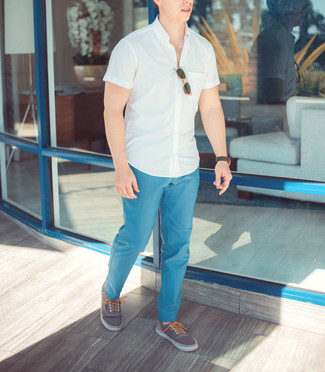 Grey Plimsolls Outfits For Men: For a goofproof off-duty option, you can rely on this combo of a white short sleeve shirt and light blue chinos. A pair of grey plimsolls complements this outfit very well.