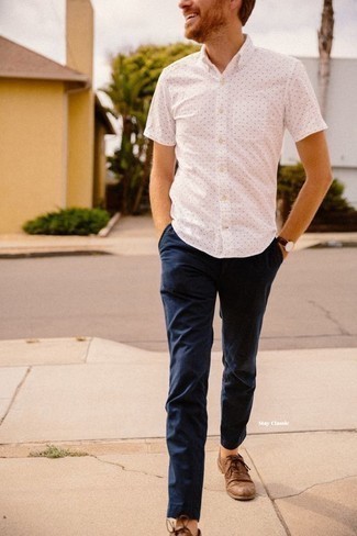 White Polka Dot Short Sleeve Shirt Outfits For Men: A white polka dot short sleeve shirt and navy chinos are an easy way to introduce effortless cool into your casual rotation. Feeling bold today? Jazz things up by slipping into brown leather oxford shoes.