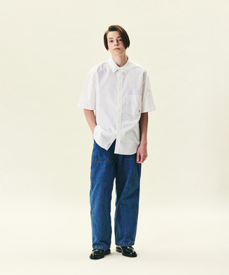 White Short Sleeve Shirt Outfits For Men: A white short sleeve shirt and navy jeans worn together are a sartorial dream for those who prefer off-duty looks. A pair of black leather derby shoes will take this look down a more sophisticated path.