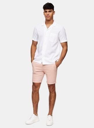 Hot Pink Shorts Outfits For Men: Seriously stylish yet practical, this outfit combines a white short sleeve shirt and hot pink shorts. White canvas low top sneakers look wonderful here.