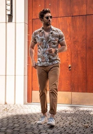 White and Black Print Short Sleeve Shirt Outfits For Men: This pairing of a white and black print short sleeve shirt and tobacco chinos is simple, sharp and super easy to replicate. The whole ensemble comes together if you add a pair of beige canvas low top sneakers to the mix.