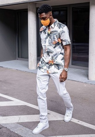 White Floral Short Sleeve Shirt Outfits For Men: This off-duty combination of a white floral short sleeve shirt and white chinos is a tested option when you need to look cool and casual but have zero time to put together a look. The whole look comes together if you add white leather low top sneakers to the mix.