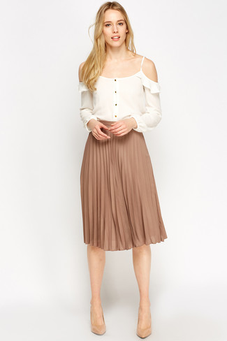 Tan Leather Pumps Outfits: This combination of a white silk off shoulder top and a tan pleated chiffon midi skirt is proof that a simple casual getup can still look really interesting. Rounding off with a pair of tan leather pumps is a surefire way to inject a sense of elegance into this outfit.
