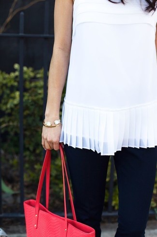 White Sleeveless Top Outfits: A white sleeveless top and black skinny jeans are a wonderful combination worth integrating into your daily casual rotation.