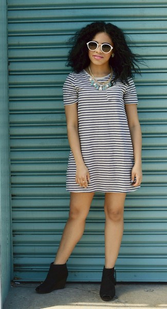 White and Navy Horizontal Striped Casual Dress Outfits: 