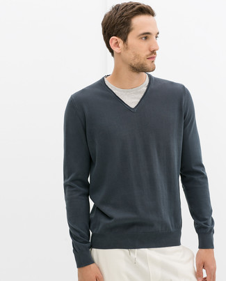 Grey V-neck Sweater Outfits For Men: 
