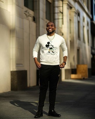 White Print Sweatshirt Outfits For Men: Parade your credentials in menswear styling by pairing a white print sweatshirt and black sweatpants for a street style combo. Finishing off with a pair of black leather casual boots is the most effective way to add a little fanciness to this look.