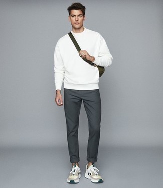 Dark Green Canvas Fanny Pack Outfits For Men: A white sweatshirt and a dark green canvas fanny pack are the ideal way to infuse some cool into your day-to-day styling repertoire. Complete your outfit with a pair of multi colored athletic shoes and ta-da: the outfit is complete.