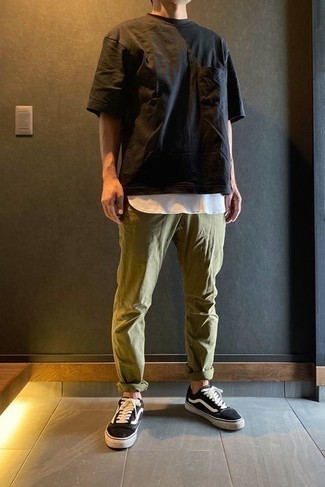 Black Crew-neck T-shirt Outfits For Men: If you feel more confident in comfortable clothes, you'll love this stylish combination of a black crew-neck t-shirt and olive chinos. Add a pair of black and white canvas low top sneakers to the mix and you're all set looking boss.