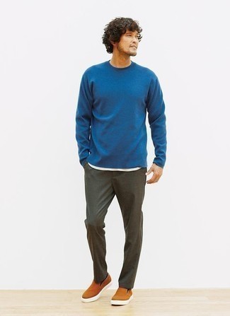 Blue Long Sleeve T-Shirt Outfits For Men: A blue long sleeve t-shirt and olive chinos are the kind of a tested casual ensemble that you need when you have no time to plan an outfit. Complement this ensemble with a pair of orange canvas slip-on sneakers and the whole outfit will come together.