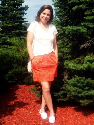 Orange Print Mini Skirt Outfits: If you're in search of an off-duty and at the same time absolutely stylish ensemble, choose a white v-neck t-shirt and an orange print mini skirt. If in doubt about what to wear on the footwear front, stick to a pair of white leather driving shoes.
