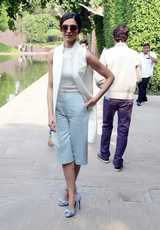 Light Blue Leather Pumps Outfits: If you feel more confident in comfy clothes, you'll fall in love with this relaxed casual pairing of a white vest and light blue culottes. Why not take a dressier approach with footwear and add light blue leather pumps to the mix?