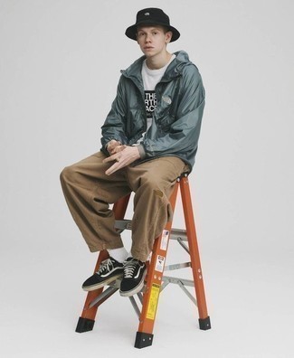 Bucket Hat Outfits For Men: Why not reach for a dark green windbreaker and a bucket hat? As well as super functional, both of these items look amazing when married together. For extra fashion points, complement your look with a pair of black and white canvas low top sneakers.