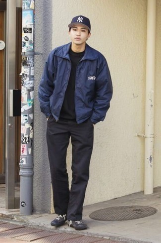 1200+ Outfits For Men In Their Teens: Rock a navy windbreaker with black chinos to exhibit your styling prowess. Complement this look with a pair of navy leather low top sneakers et voila, the outfit is complete. Gents who wonder how to pull off cool off-duty style as you move through your teens, you have your answer.