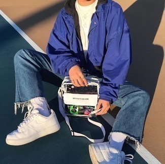 White Leather Messenger Bag Outfits: If you're in search of an edgy but also seriously stylish outfit, reach for a navy windbreaker and a white leather messenger bag. You could perhaps get a bit experimental on the shoe front and introduce white leather low top sneakers to the equation.