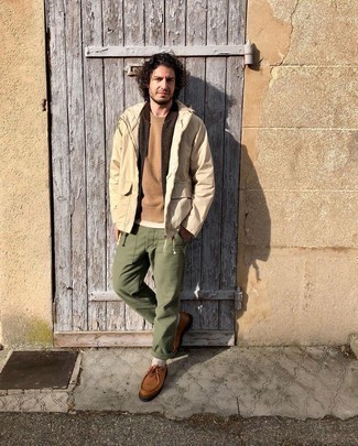 Beige Crew-neck Sweater Outfits For Men: Teaming a beige crew-neck sweater and olive chinos will cement your expertise in men's fashion even on dress-down days. Let your styling chops really shine by rounding off your look with a pair of tobacco leather desert boots.