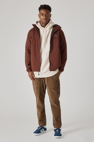 Tan Hoodie Outfits For Men: Such items as a tan hoodie and dark brown chinos are an easy way to introduce extra cool into your casual rotation. If you don't know how to finish, a pair of navy and white canvas low top sneakers is a smart option.