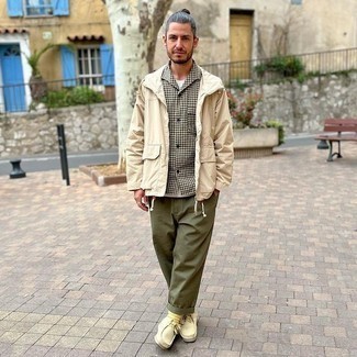 Yellow Socks Outfits For Men: Want to infuse your menswear arsenal with some casual city style? Make a beige windbreaker and yellow socks your outfit choice. And if you want to effortlessly up the style ante of this getup with a pair of shoes, why not add beige suede desert boots to your outfit?