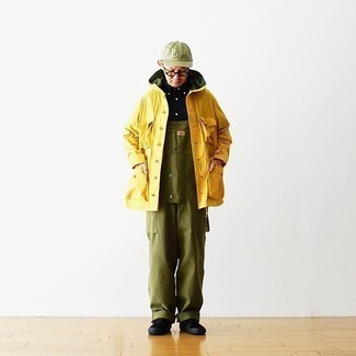 Olive Overalls Outfits For Men: A mustard windbreaker and olive overalls are wonderful menswear staples that will integrate brilliantly within your day-to-day casual fashion mix. Now all you need is a pair of black canvas low top sneakers to finish your ensemble.