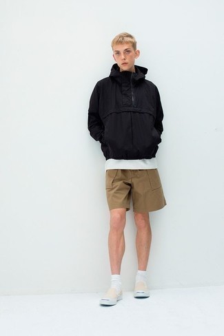 Black Windbreaker Outfits For Men: This relaxed combo of a black windbreaker and brown shorts can only be described as seriously stylish. If not sure as to what to wear when it comes to footwear, stick to a pair of beige canvas slip-on sneakers.