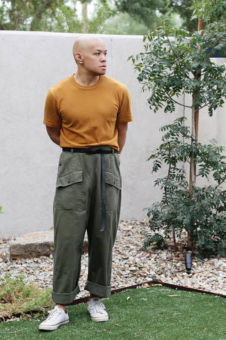 Yellow Crew-neck T-shirt Outfits For Men: A yellow crew-neck t-shirt and olive cargo pants are the kind of a fail-safe off-duty look that you need when you have no time to spare. White canvas low top sneakers tie the look together.