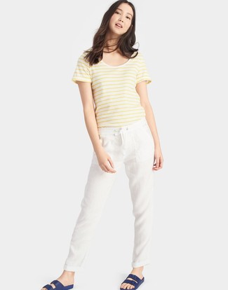 Blue Leather Flat Sandals Outfits: Go for a simple but at the same time casually cool option by wearing a yellow horizontal striped crew-neck t-shirt and white linen chinos. Blue leather flat sandals pull the outfit together.