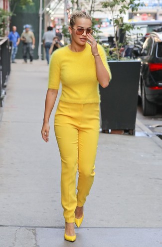 Yellow Short Sleeve Sweater Outfits For Women: 