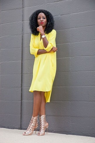 Beige Leather Heeled Sandals Outfits: A yellow shirtdress? This is easily a wearable ensemble that you could wear a variation of on a daily basis. If you want to break out of the mold a little, complete this ensemble with beige leather heeled sandals.