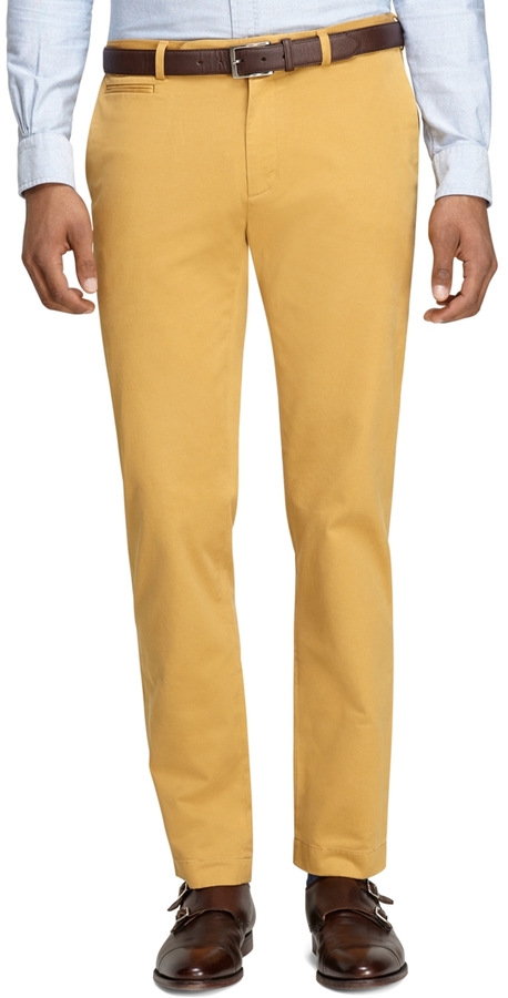 Желтые штаны мужские. Желтые брюки мужские. Горчичные брюки мужские. Брюки горчичного цвета мужские. Мужские брюки чинос горчичные.