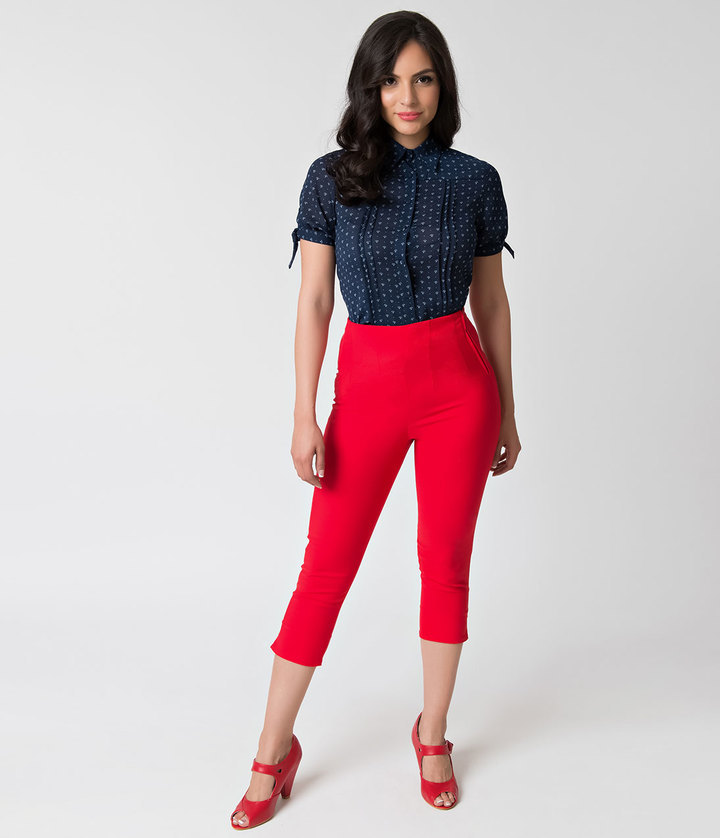 https://cdn.lookastic.com/red-capri-pants/1950s-style-red-high-waist-donna-capri-pants-original-6720738.jpg