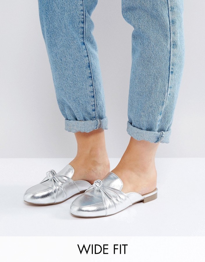 Wide fit clearance flat mules